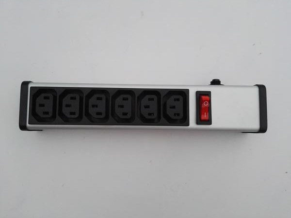 PDU liso do metal da tira do poder da tomada de 6 tomadas com o IEC do protetor da sobrecarga aprovado